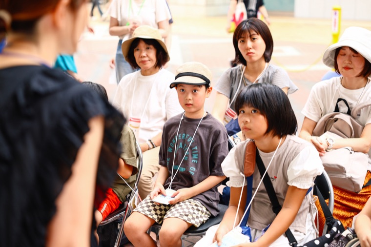 こども大学で大人の先生の話を聞く子どもたち