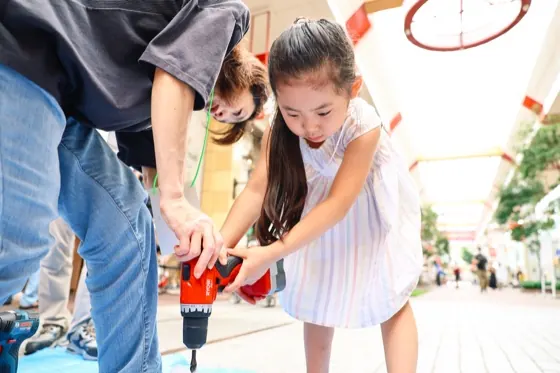ワークショップで道具を使う子ども